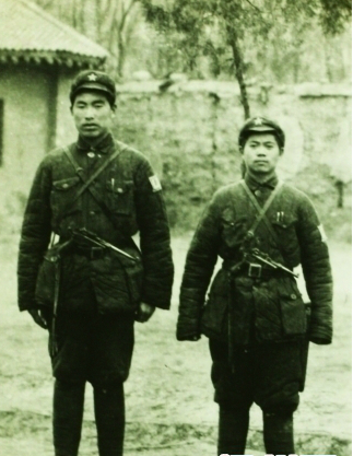 劉志誠和副班長在西安皇城邊上