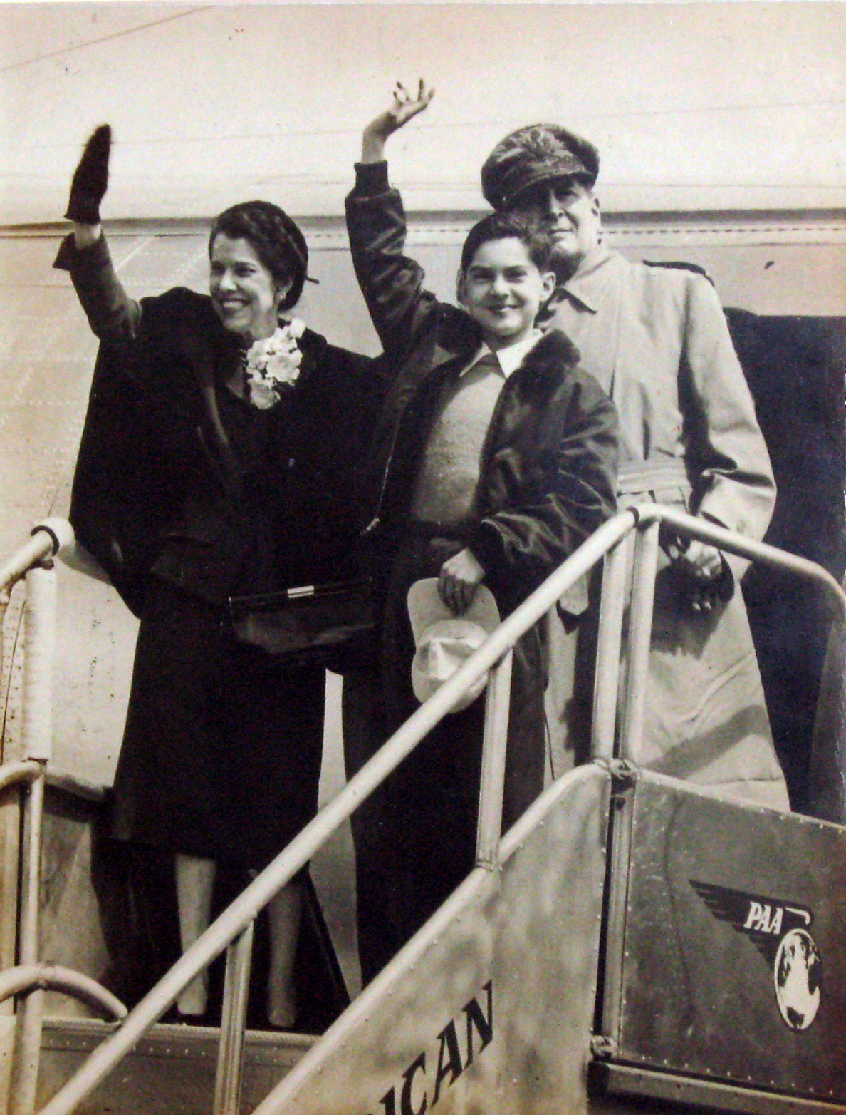 1950年，麥克阿瑟的妻子和兒子以及麥克阿瑟到菲律賓訪問