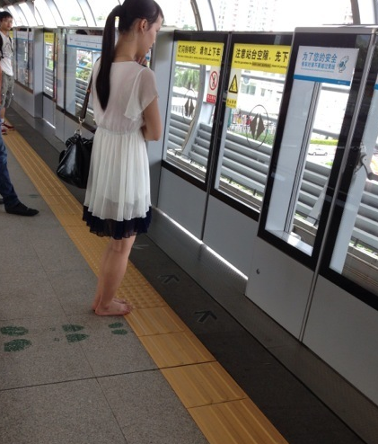 熱愛赤腳者，拍攝於廣州捷運