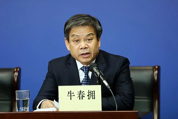 牛春擁 牛春擁