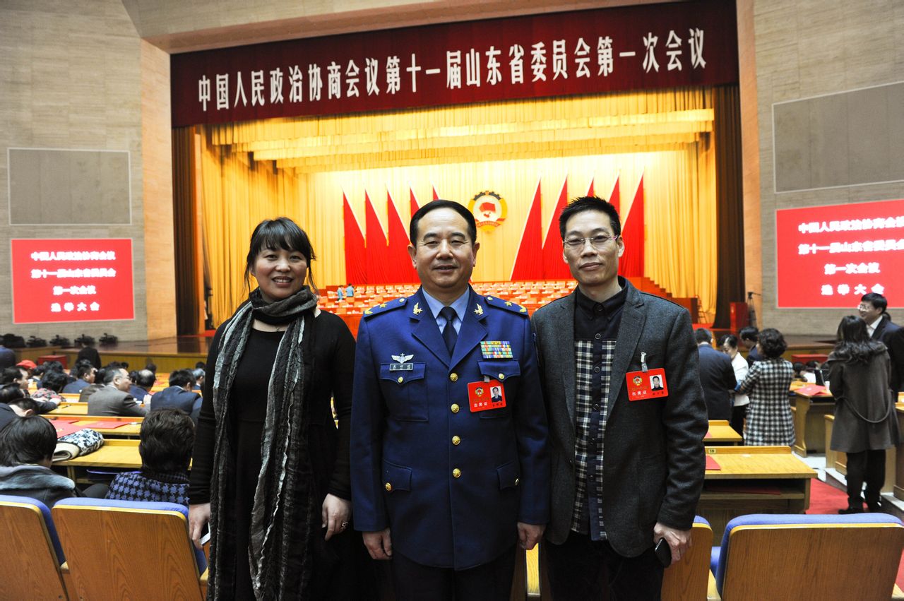 與濟南空軍副司令吳輝建少將畫家劉喜欣合影
