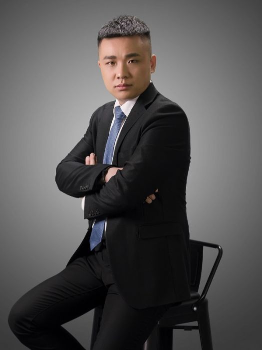 王岩(中央國家事務管理局政治工作部副主任、岩特航空旅遊發展集團董事長) 王岩(中央國家事務管理局政治工作部副主任、岩特航空旅遊發展集團董事長)