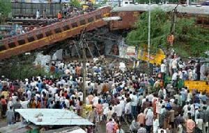 印度火車出軌至少20人死亡100多人受傷