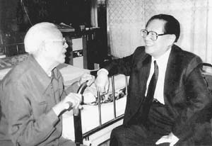 1996年9月，江澤民與耿飈同志親切交談。