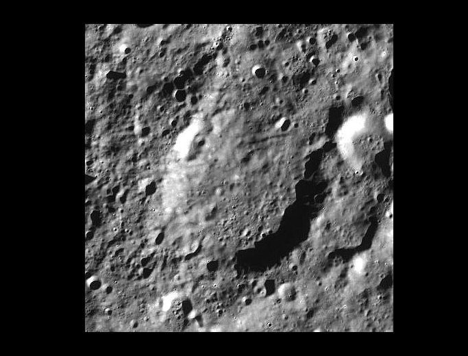 月球勘測軌道飛行器拍攝的石申環形山
