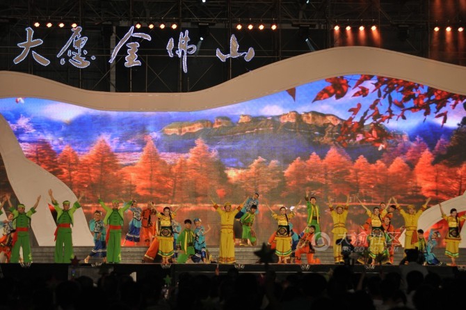 南川歌手演唱《歌滿坡》