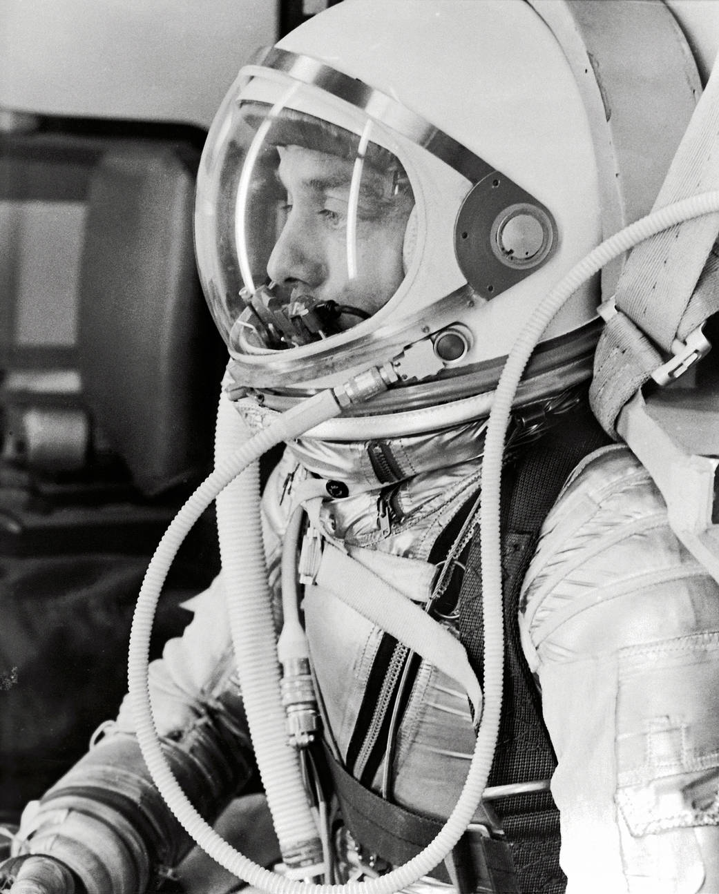 艾倫·謝潑德身著航天服，等待水星號的發射
