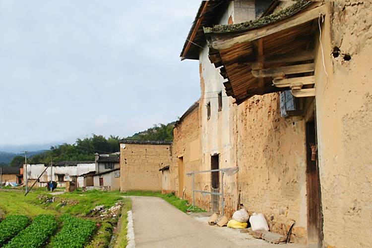 關中村(雲南省昆明市東川區阿旺鎮下轄村)