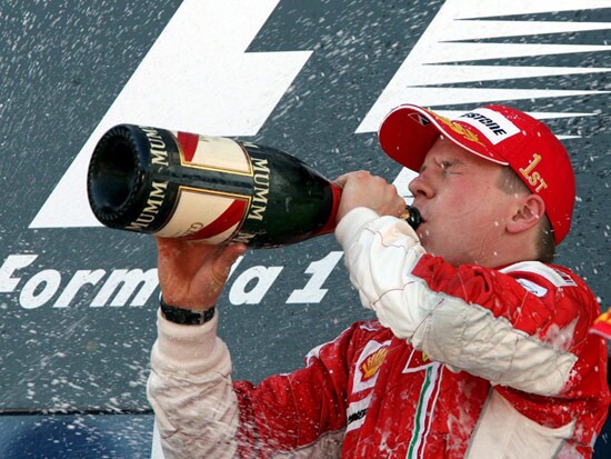 F1澳大利亞站精彩圖片 萊科寧暢飲香檳酒