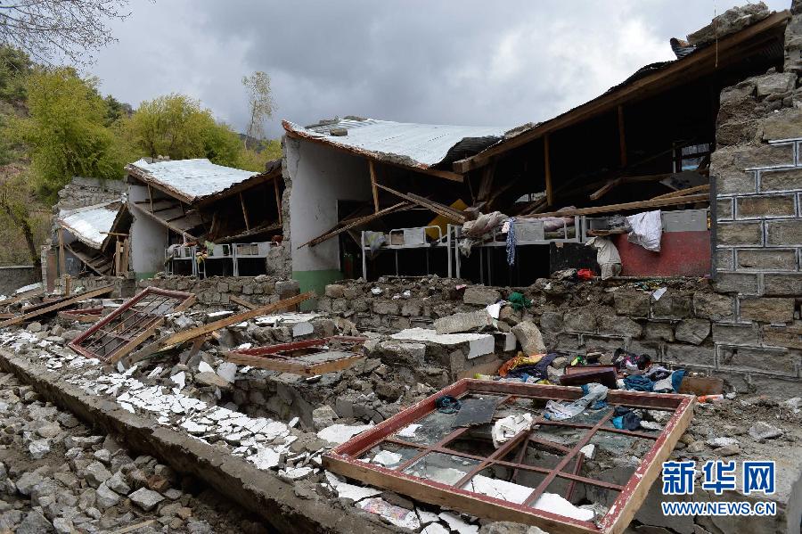 薩勒鄉完小在地震中倒塌的學生宿舍（2015年4月29日攝）