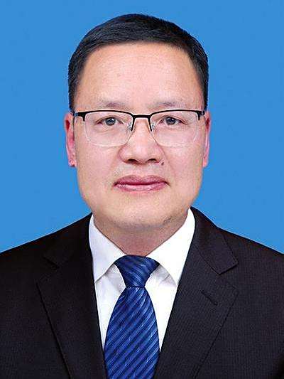 張南(陝西省寶雞市政協副主席,民建寶雞市委會主委) 張南(陝西省寶雞市政協副主席,民建寶雞市委會主委)