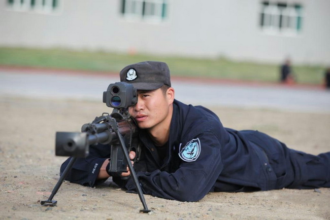 使用10式反器材狙擊步槍的新疆特警