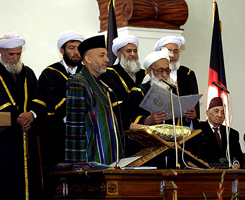 查希爾在2004年12月7日哈米德·卡爾扎伊宣誓就職儀式上坐在最右邊