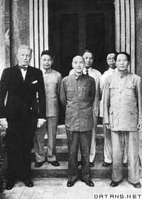 重慶談判毛澤東（右）與蔣介石、赫爾利合影