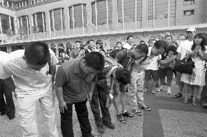 “砸碑”五青年站成一排向人們鞠躬致謝。