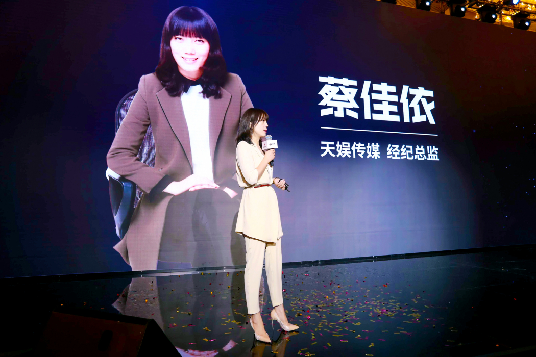 蔡佳依 蔡佳依