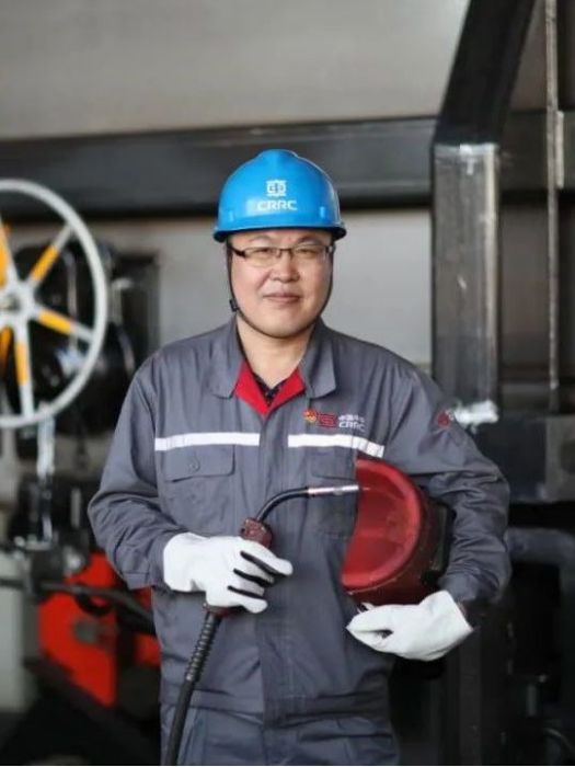 王海(第十四屆全國人大代表,中車齊車公司貨車分廠電焊高級技師) 王海(第十四屆全國人大代表,中車齊車公司貨車分廠電焊高級技師)