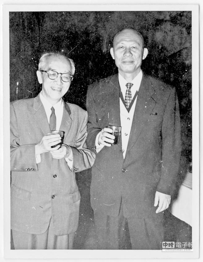 1959年雷震（右）與胡適在《自由中國》創刊十周年慶祝會合影