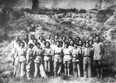1939年魯藝排演黃河大合唱（前左四莎萊）