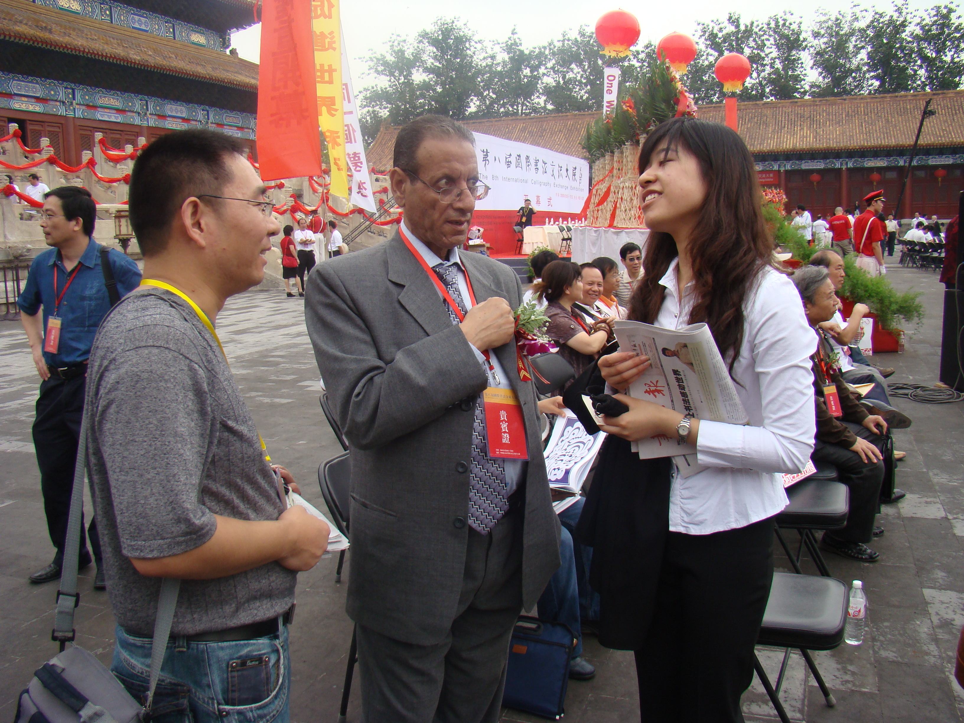 樊利傑在北京採訪國外書法家