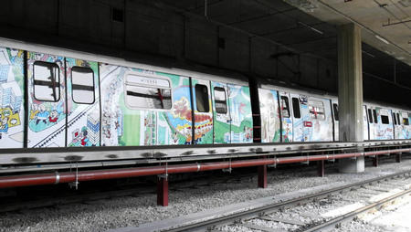 捷運列車在荃灣站整裝待發