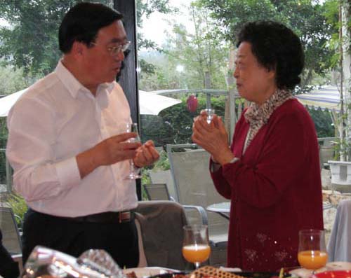 2007年四川省政府秘書長王東洲與許倩雲交談