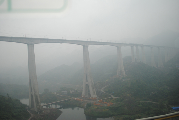 霧中看世界上最高雙線鐵路橋聯調聯試的試車