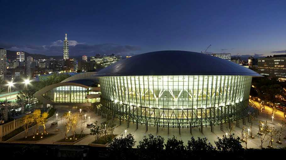 台灣第一座國際性大型綜合體育館台北小巨蛋