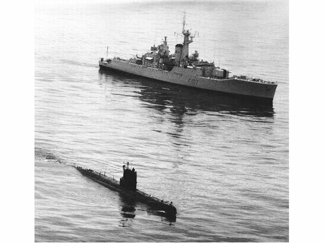 與外艦對峙的03型潛艇