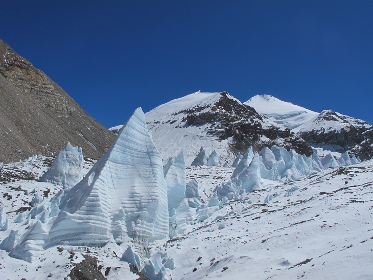 珠峰東絨布5800米海拔冰塔林