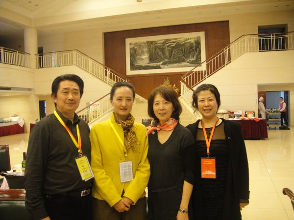 薛菁華（右二）於2010年