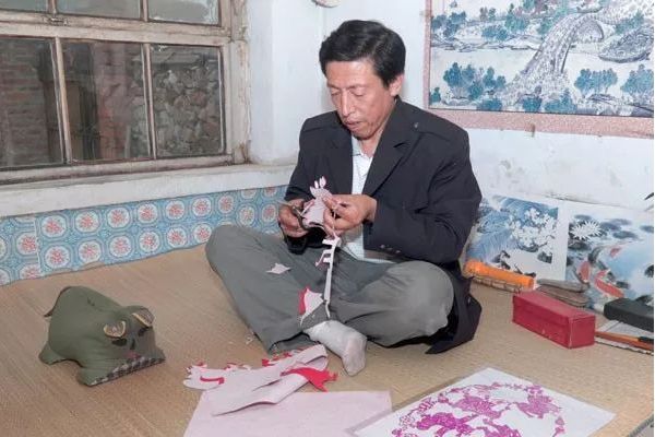 趙志國(醫巫閭山滿族剪紙國家級代表性傳承人) 趙志國(醫巫閭山滿族剪紙國家級代表性傳承人)