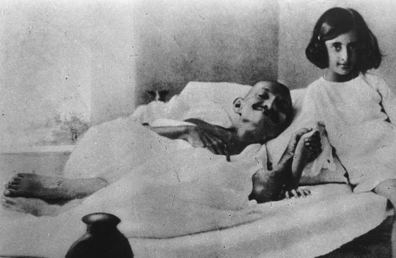 英迪拉幼年與聖雄甘地的合照