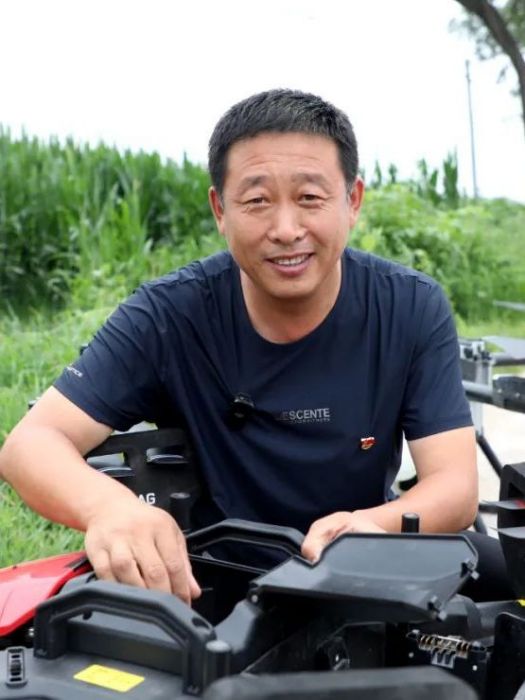 李忠華(中共二十大代表、遼寧省鐵嶺市昌圖縣陽宇農機服務專業合作社理事長) 李忠華(中共二十大代表、遼寧省鐵嶺市昌圖縣陽宇農機服務專業合作社理事長)
