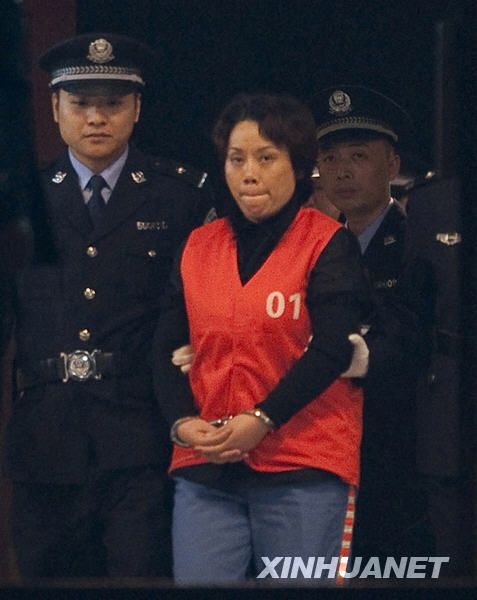 2009年10月15日22時，謝才萍被押解走出法庭