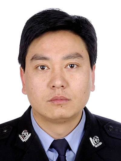 徐雲傑(新疆維吾爾自治區昌吉回族自治州呼圖壁縣公安局黨委委員、治安大隊大隊長) 徐雲傑(新疆維吾爾自治區昌吉回族自治州呼圖壁縣公安局黨委委員、治安大隊大隊長)