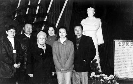 1995年，毛遠新與母親、愛人、女兒合影