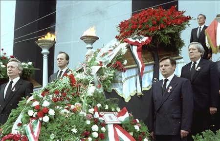 匈牙利領導人在納吉·伊姆雷靈柩旁守靈