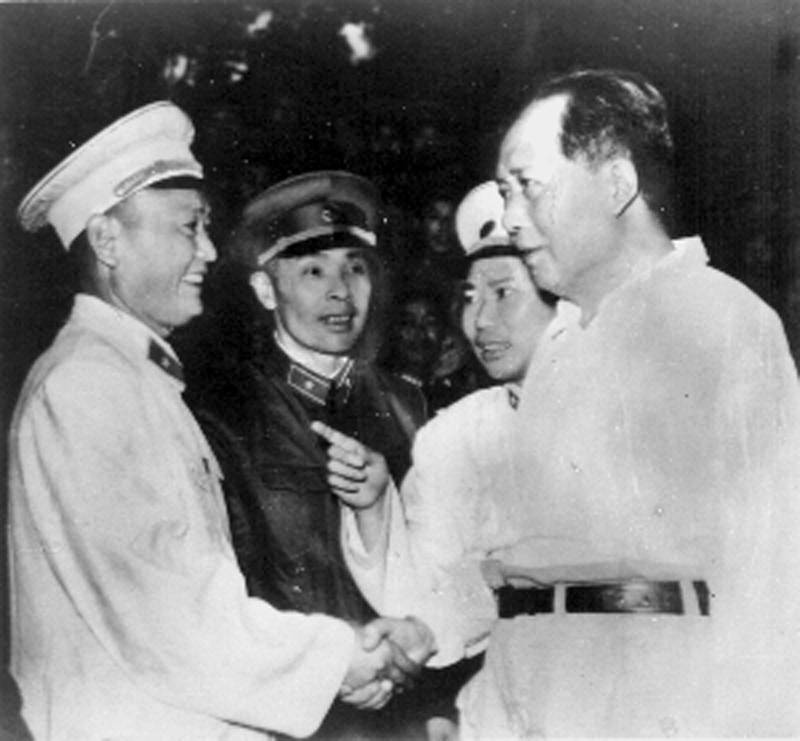 1958年6月毛澤東接見何志遠（左二）