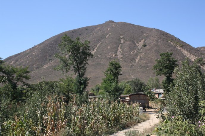 歪桃山(位於遼寧省錦州市凌海市班吉塔鎮境內的山峰) 歪桃山(位於遼寧省錦州市凌海市班吉塔鎮境內的山峰)