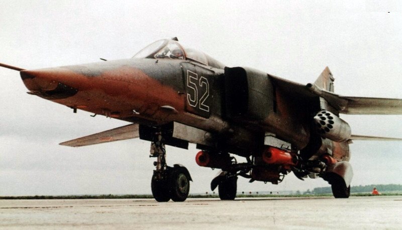 第二架米格-27原型機，注意翼套右側的照相槍短艙