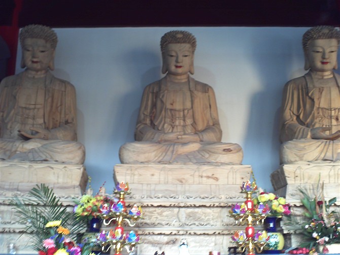 大仙寺供奉的三尊佛像