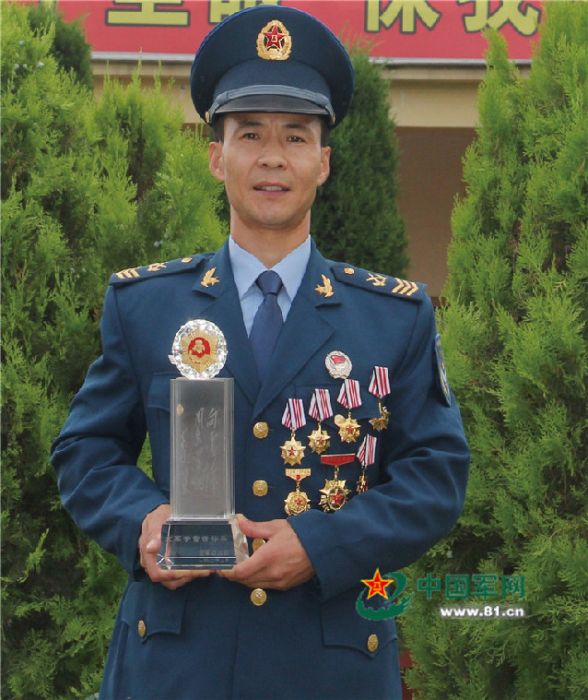 周俊忠(中部戰區空軍著陸引導雷達站站長) 周俊忠(中部戰區空軍著陸引導雷達站站長)