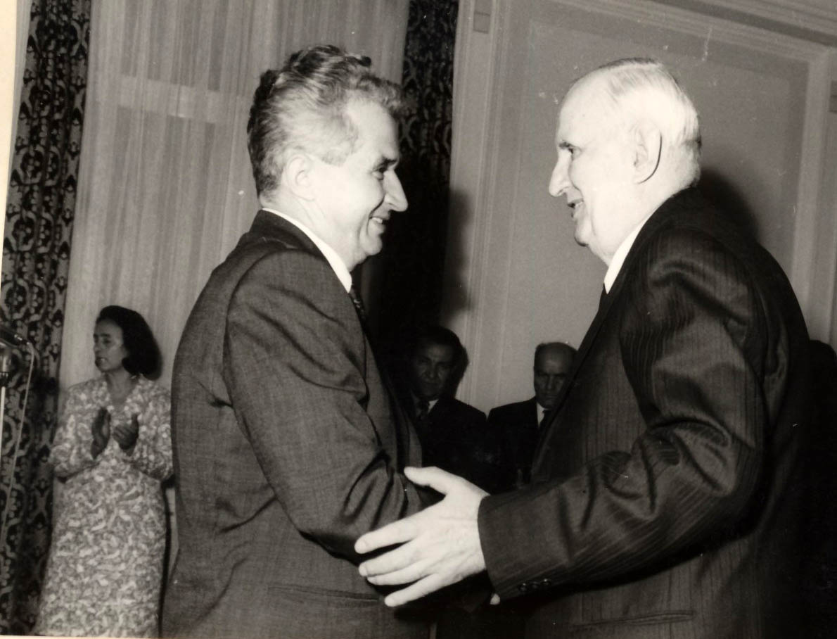 齊奧塞斯庫總統向波佩斯庫-普楚里授勳（1976年5月26日）