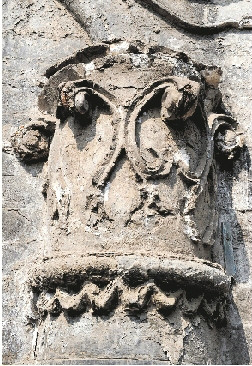 窯洞門前的浮雕羅馬柱頭，增加了時尚元素。