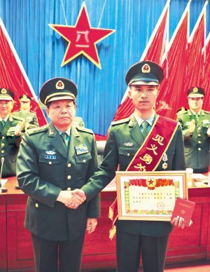 圖為北京軍區首長為習朝峰頒發榮譽證書