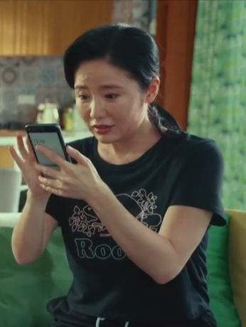 馮素貞(都市情感喜劇《假日暖洋洋》中的角色,由演員張彤飾演) 馮素貞(都市情感喜劇《假日暖洋洋》中的角色,由演員張彤飾演)