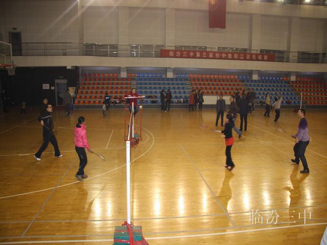 教師在學校文體館進行羽毛球比賽
