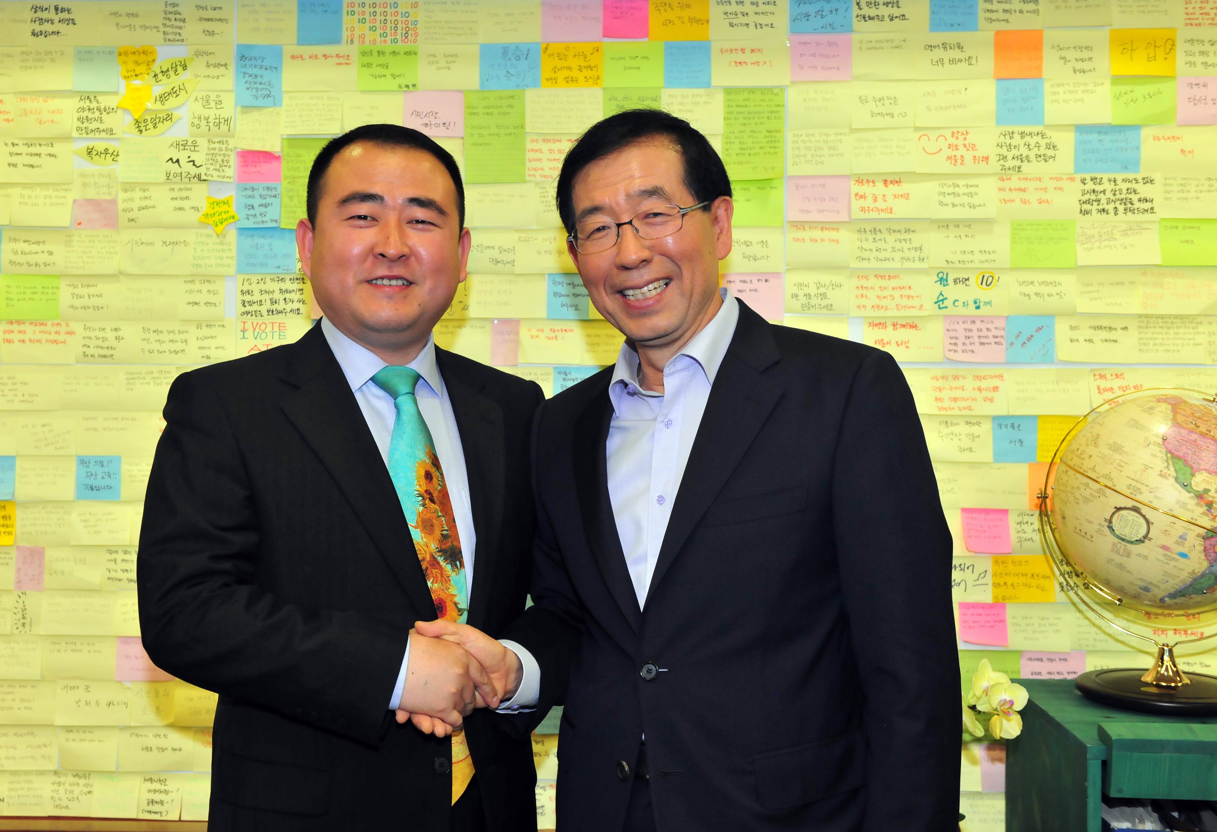 朴哲委員與韓國首爾市長朴元淳舉行會談