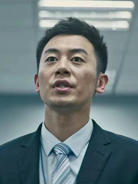 何必(《逗愛熊仁鎮》中朱亞文飾演的角色) 何必(《逗愛熊仁鎮》中朱亞文飾演的角色)